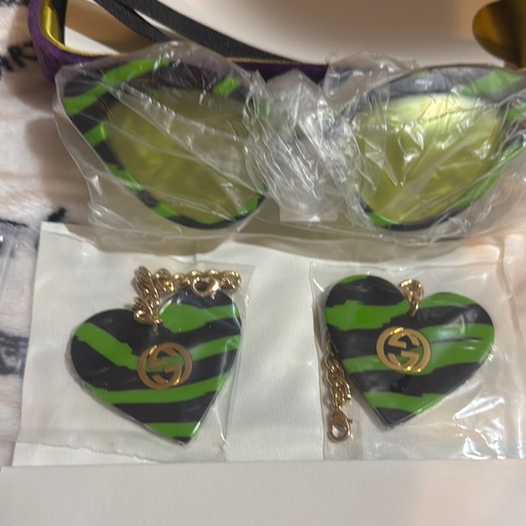 NWT Gucci Green and Black Sunglasses Premium Cat Eye Sunglasses With 2 Charms - Picture 2 of 8